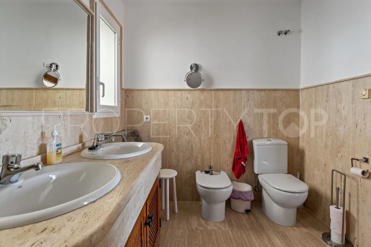 Buy villa with 3 bedrooms in Mijas
