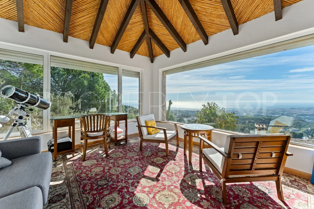 Buy villa with 3 bedrooms in Mijas