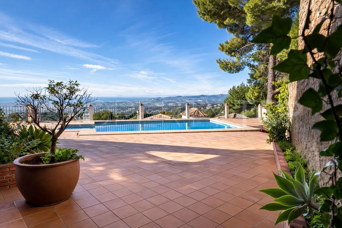 Buy villa with 3 bedrooms in Mijas