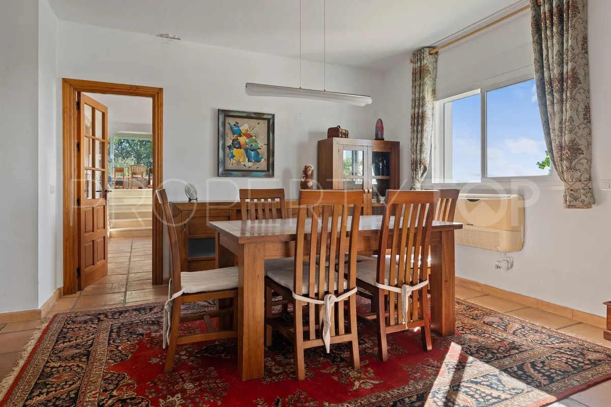Buy villa with 3 bedrooms in Mijas