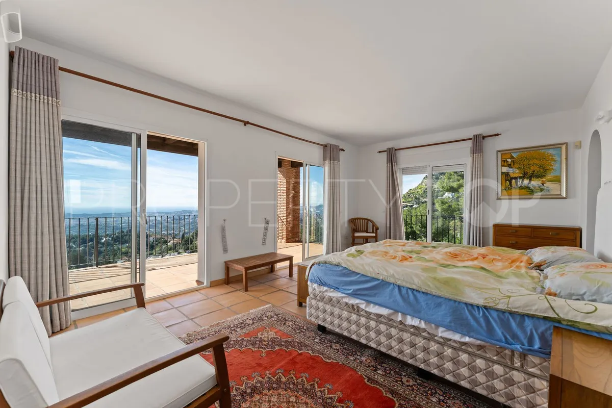 Buy villa with 3 bedrooms in Mijas
