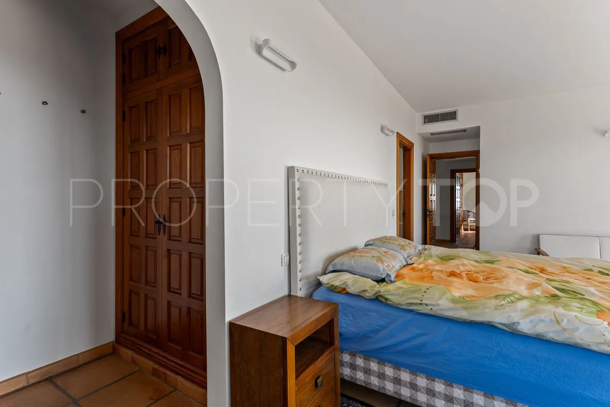 Buy villa with 3 bedrooms in Mijas