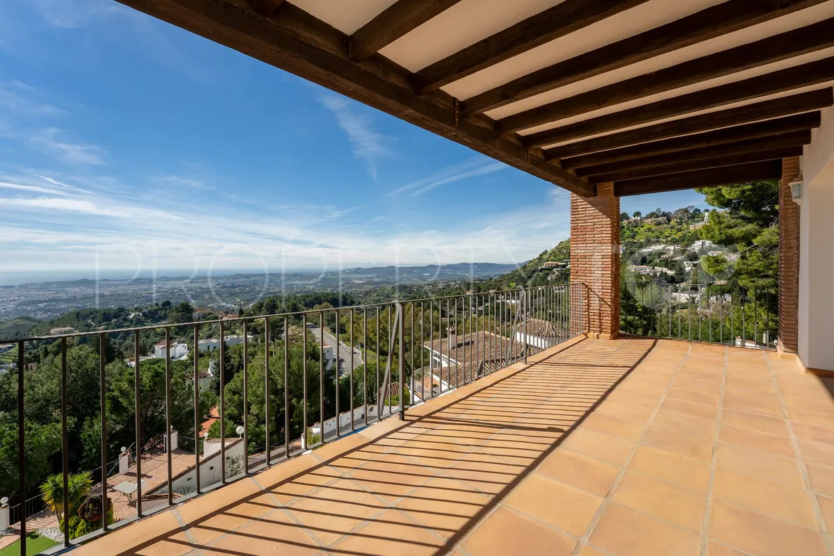 Buy villa with 3 bedrooms in Mijas