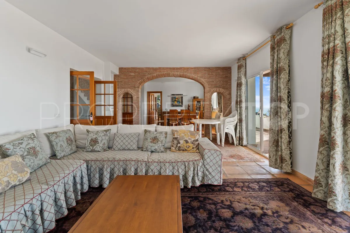 Buy villa with 3 bedrooms in Mijas