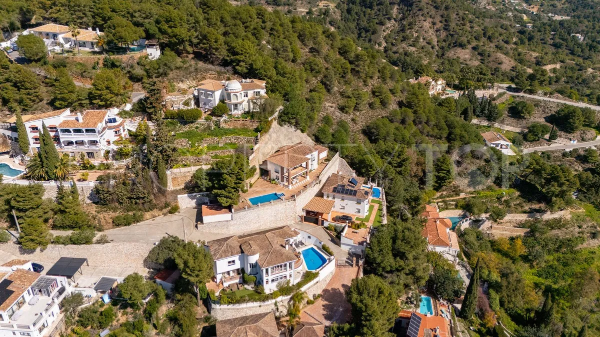 Buy villa with 3 bedrooms in Mijas
