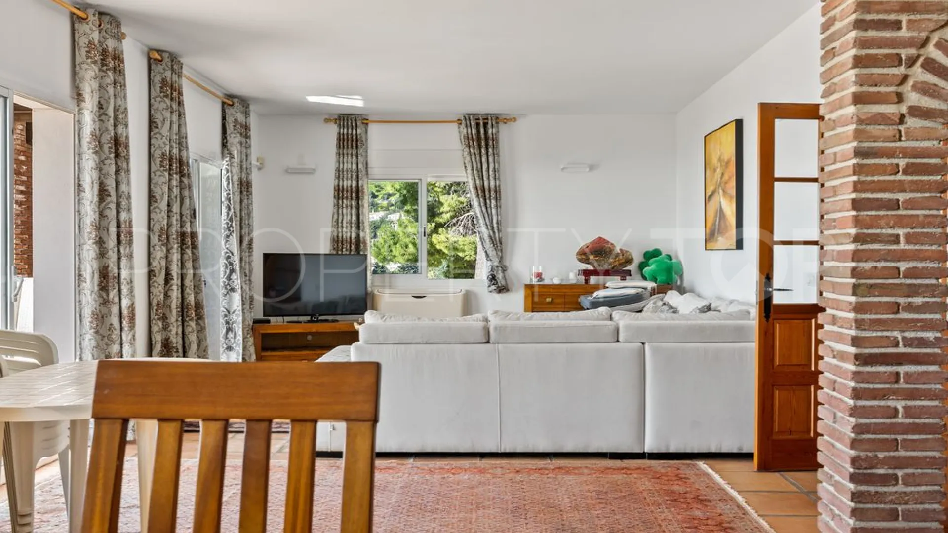 Buy villa with 3 bedrooms in Mijas