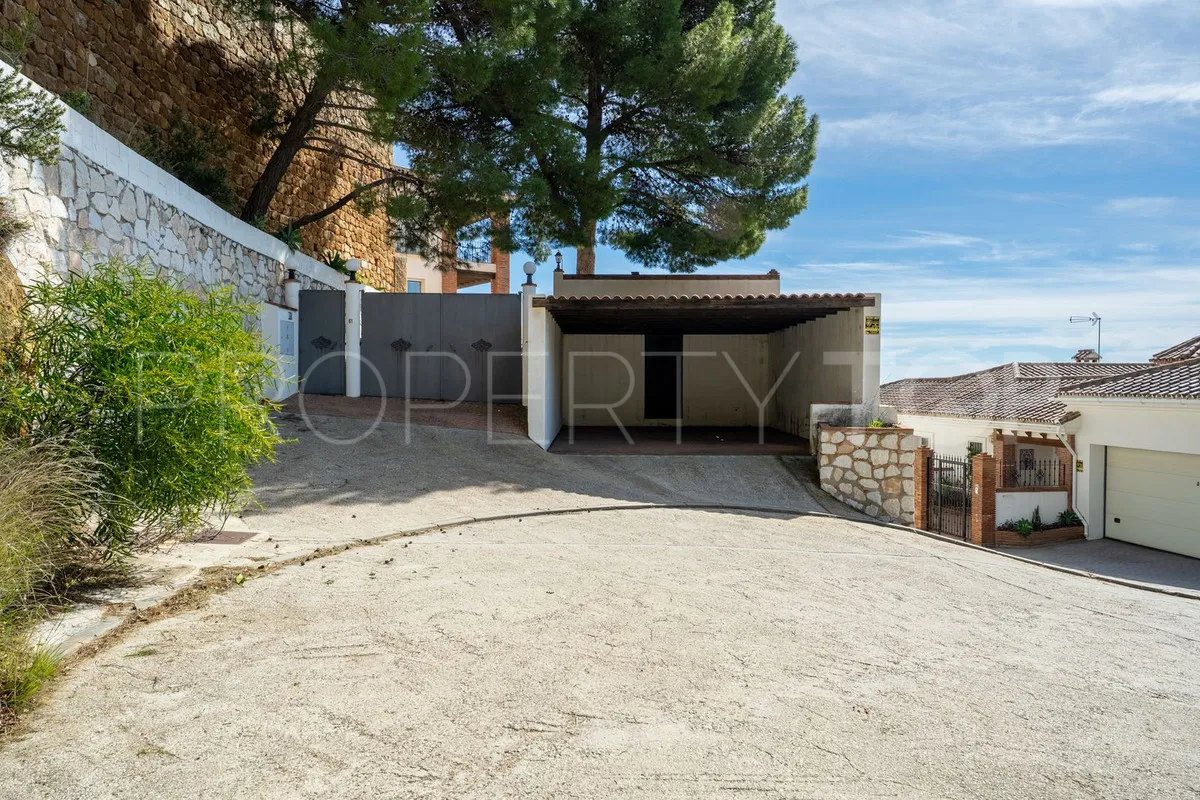 Buy villa with 3 bedrooms in Mijas