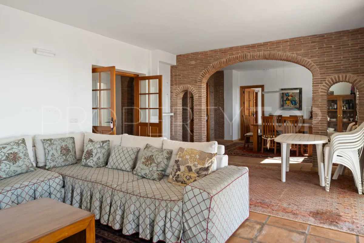 Buy villa with 3 bedrooms in Mijas