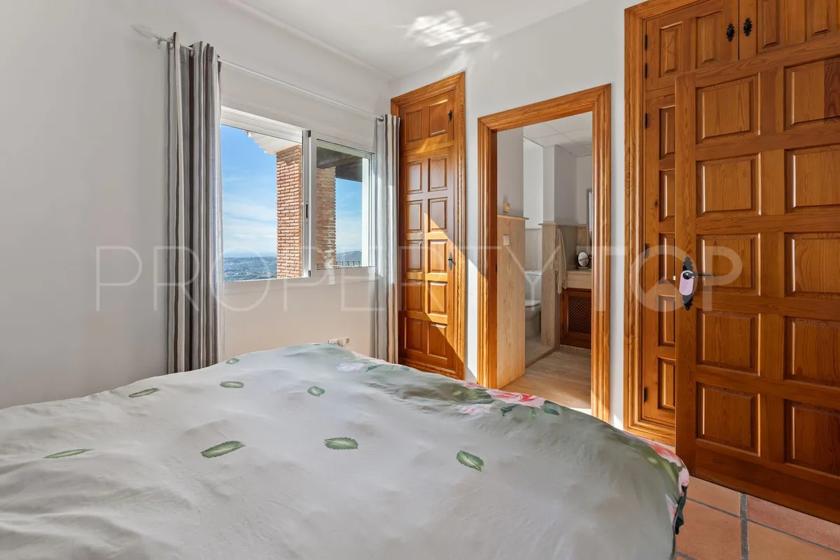 Buy villa with 3 bedrooms in Mijas