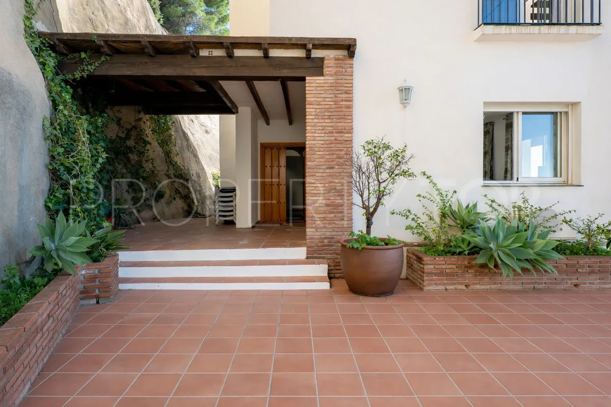 Buy villa with 3 bedrooms in Mijas