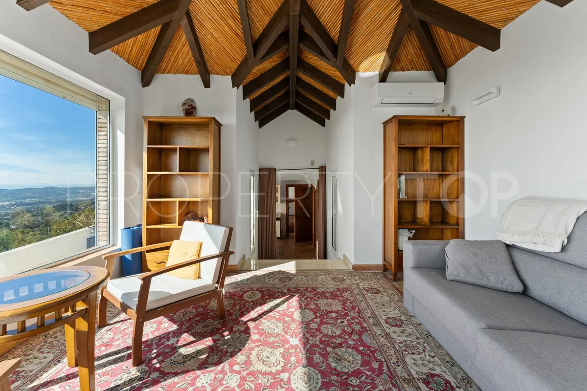 Buy villa with 3 bedrooms in Mijas