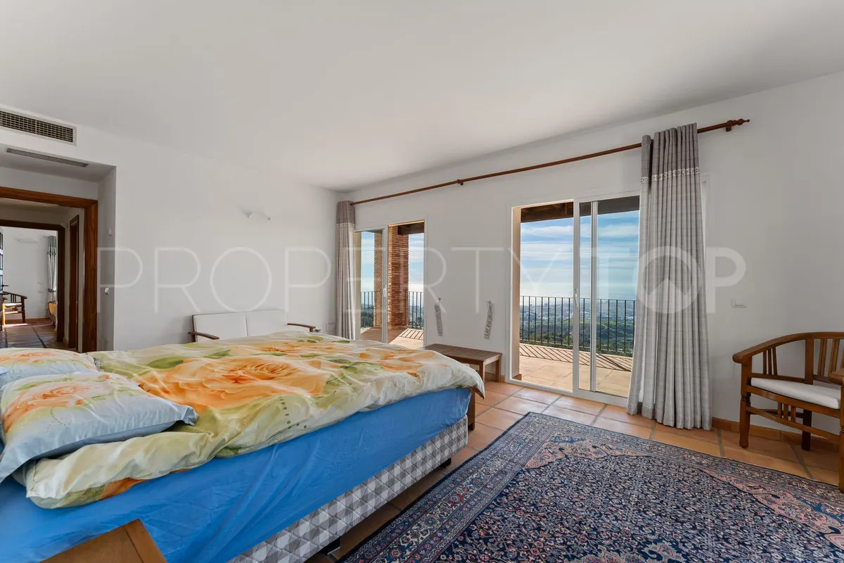 Buy villa with 3 bedrooms in Mijas