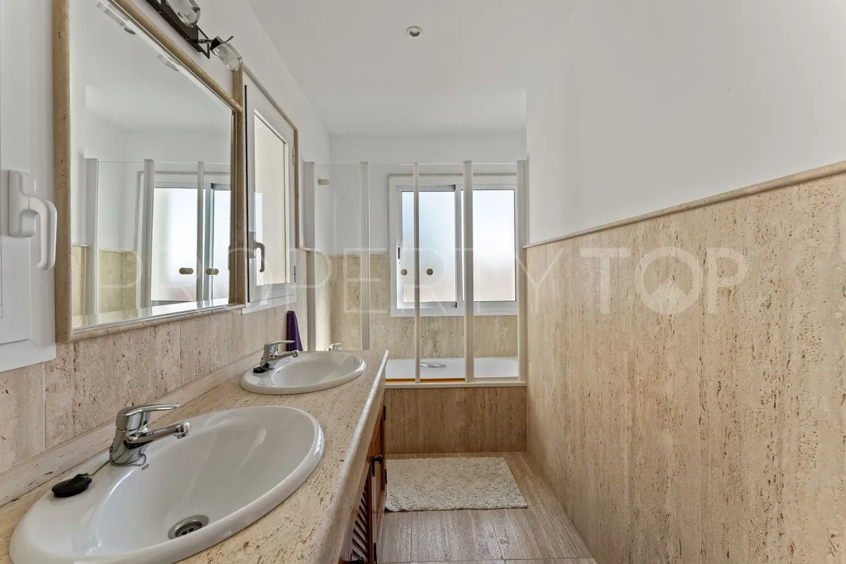 Buy villa with 3 bedrooms in Mijas