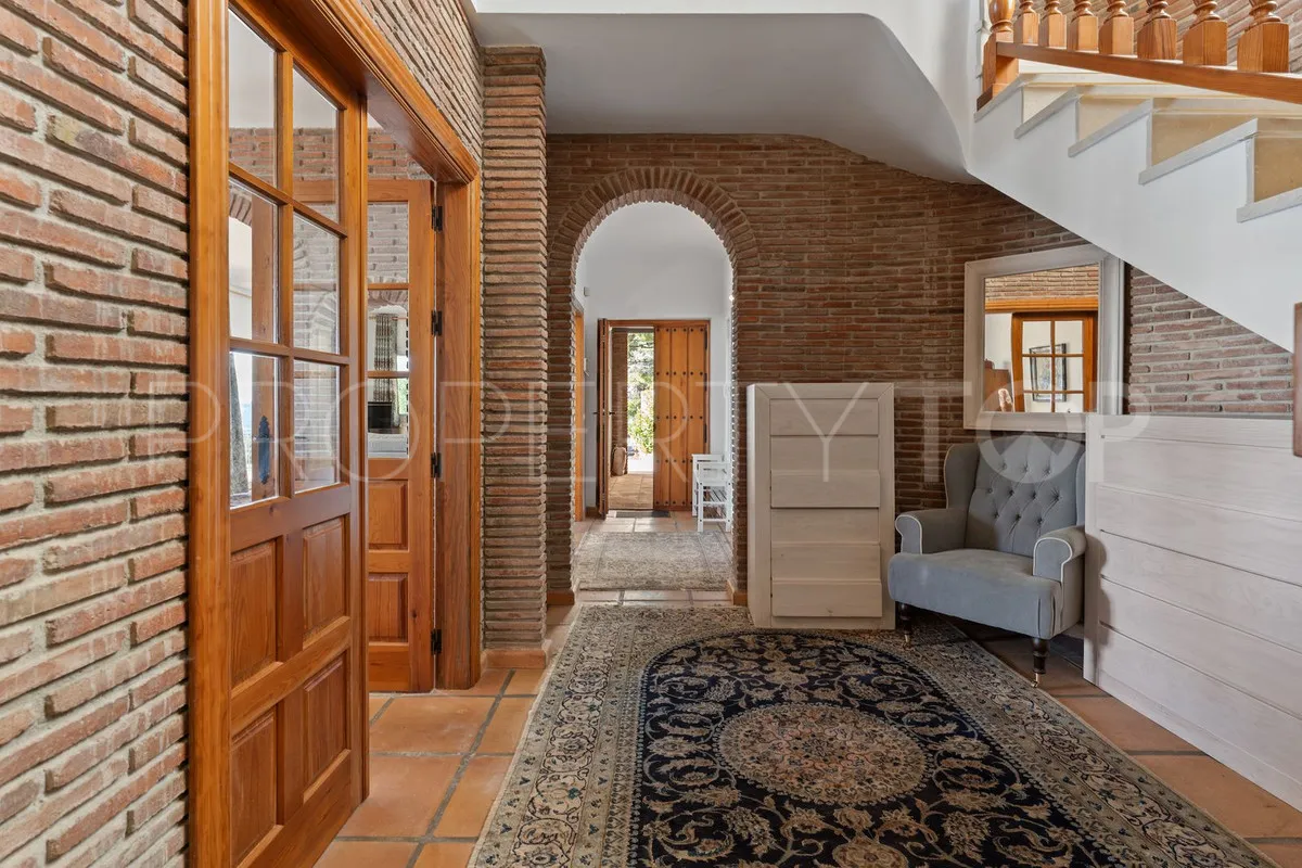 Buy villa with 3 bedrooms in Mijas