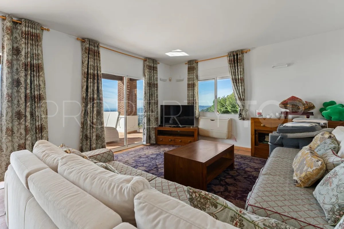 Buy villa with 3 bedrooms in Mijas