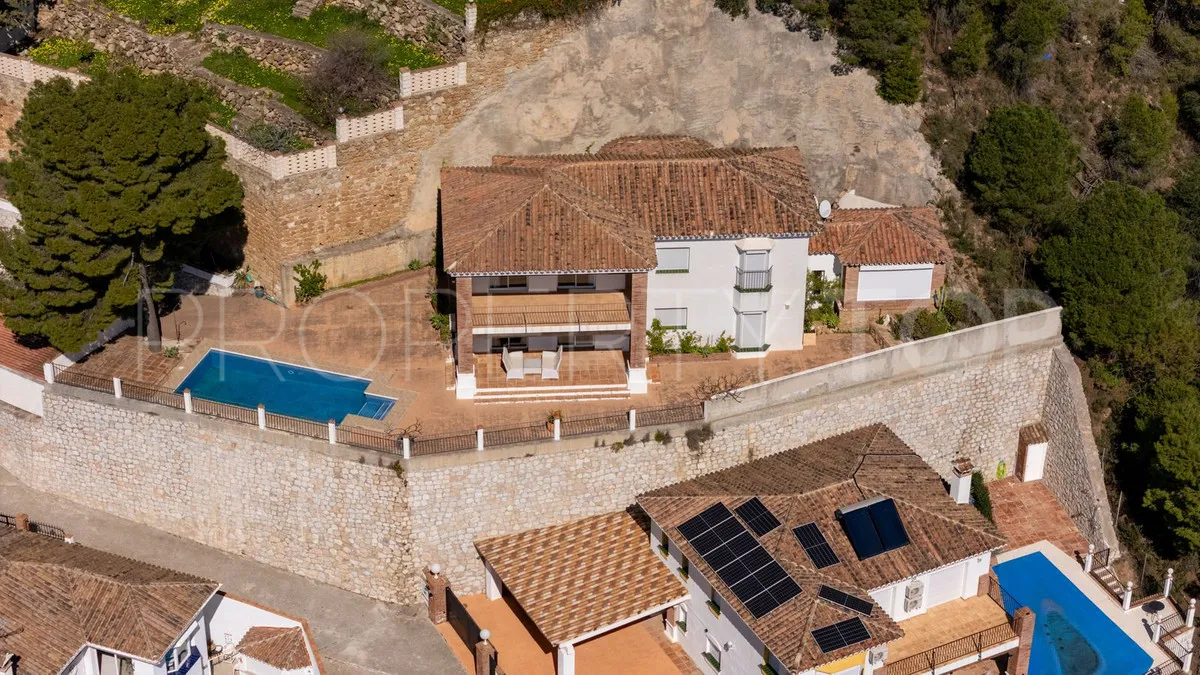 Buy villa with 3 bedrooms in Mijas