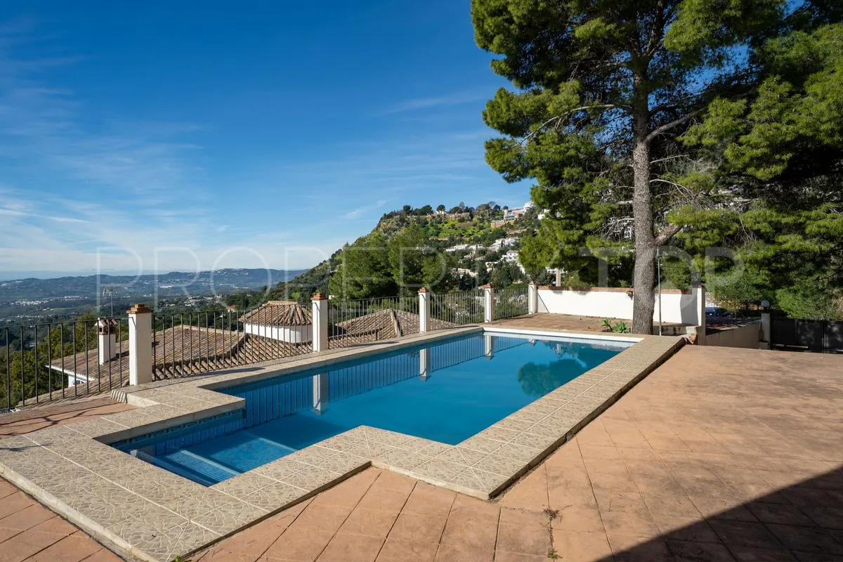 Buy villa with 3 bedrooms in Mijas