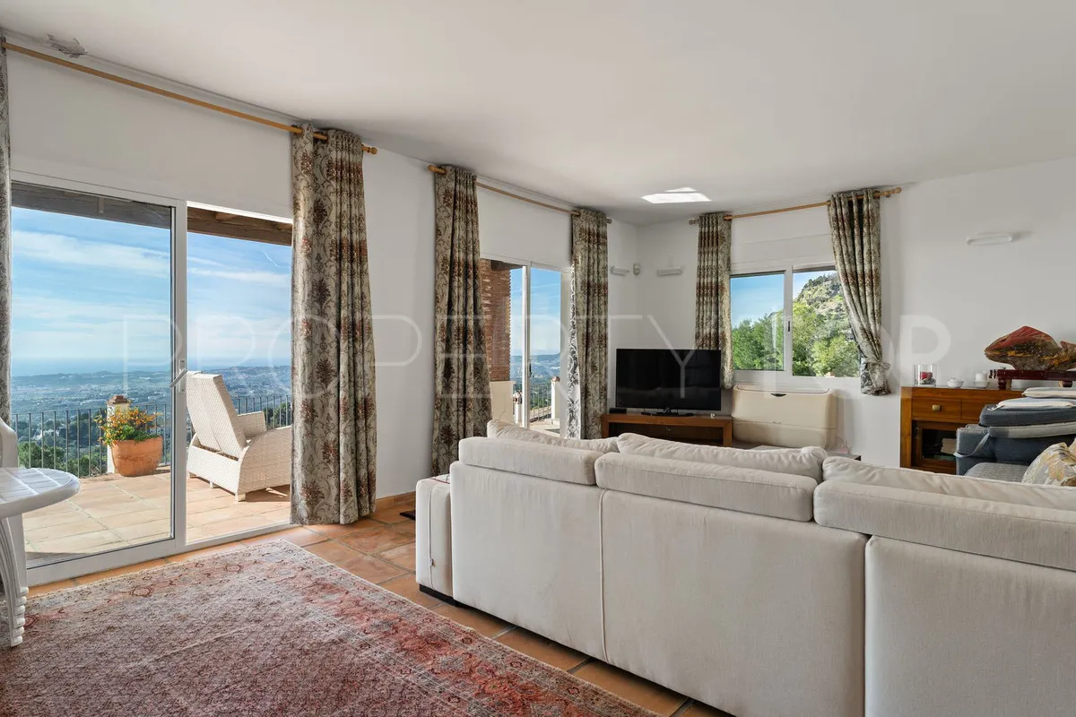 Buy villa with 3 bedrooms in Mijas
