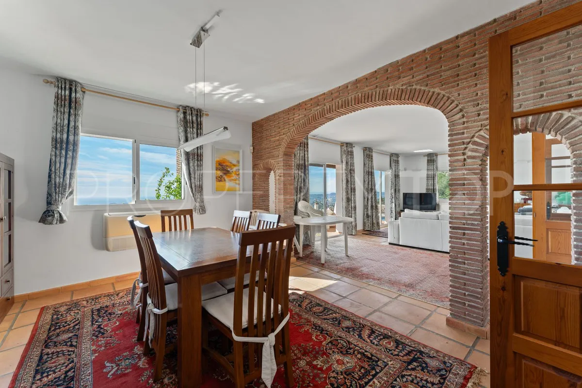 Buy villa with 3 bedrooms in Mijas