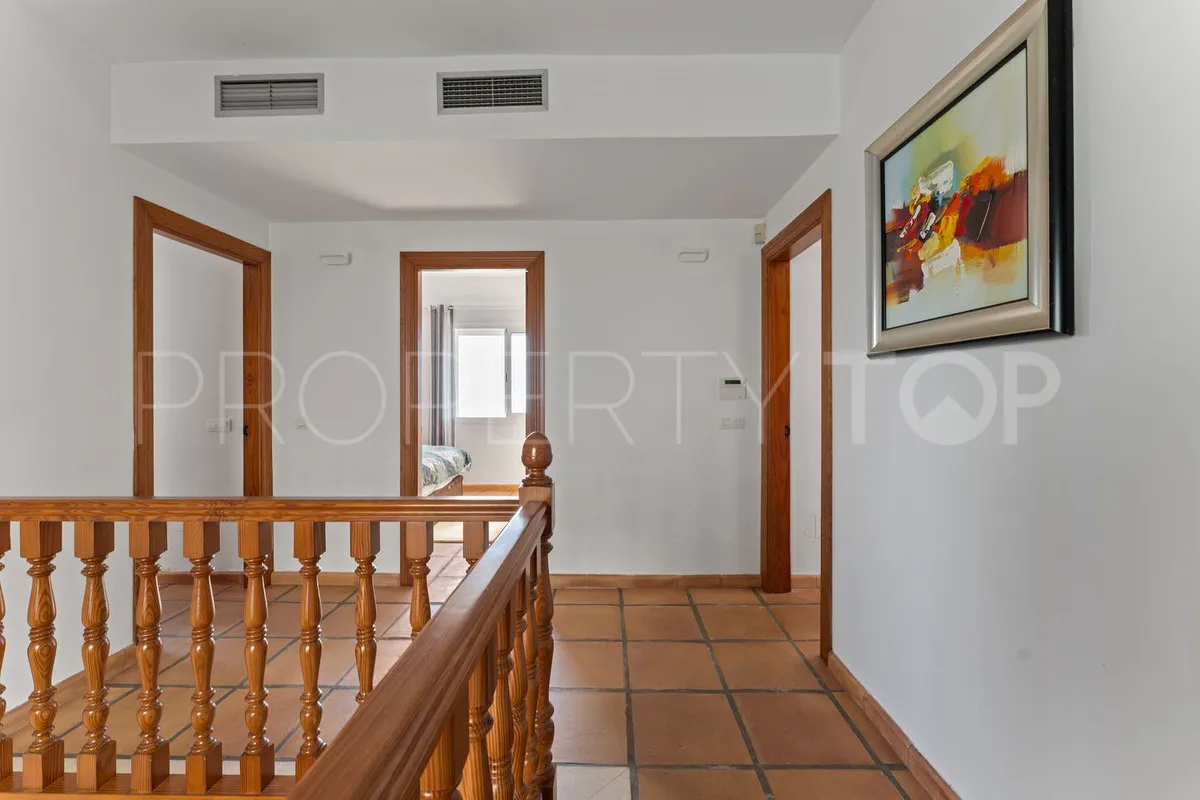 Buy villa with 3 bedrooms in Mijas