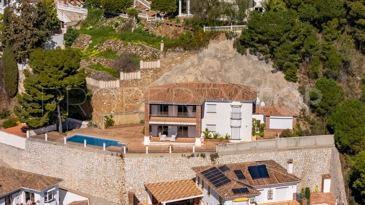 Buy villa with 3 bedrooms in Mijas
