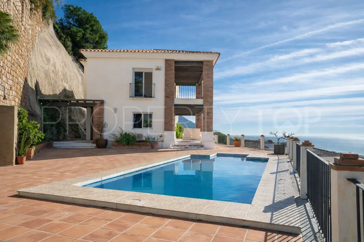 Buy villa with 3 bedrooms in Mijas