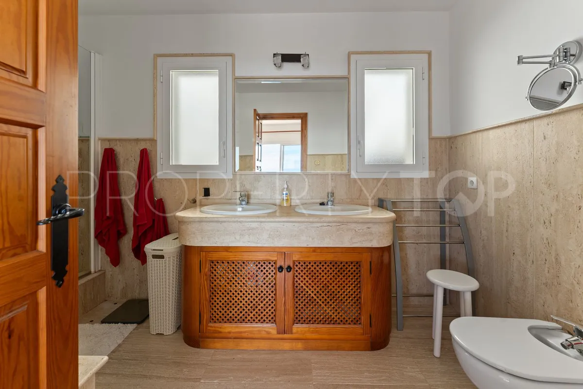Buy villa with 3 bedrooms in Mijas