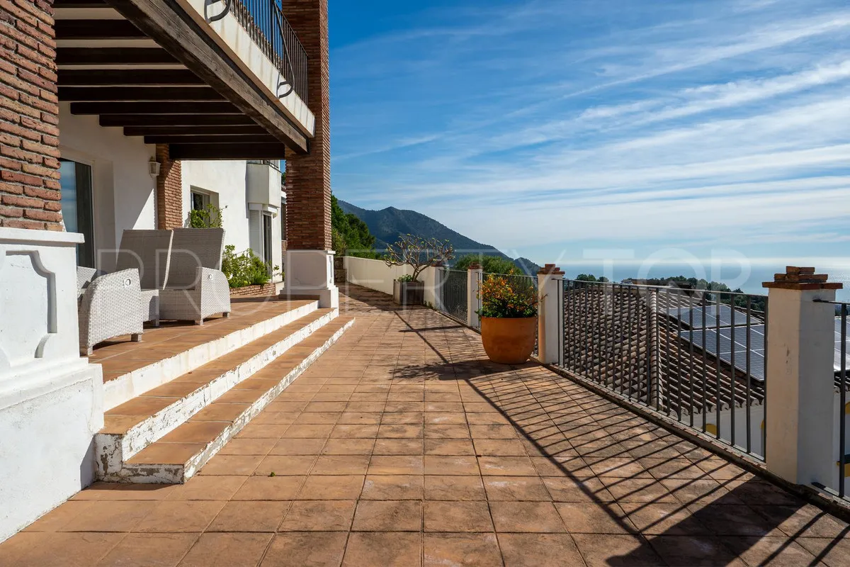 Buy villa with 3 bedrooms in Mijas