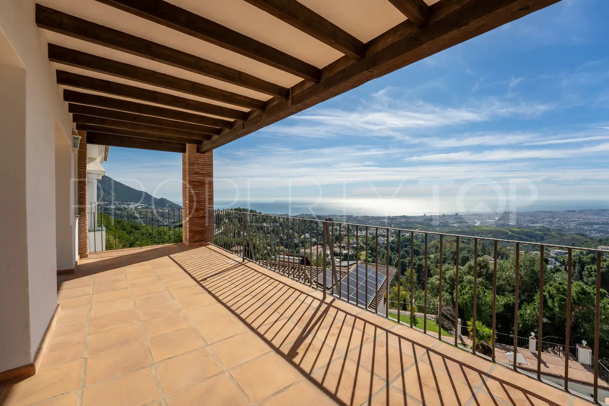 Buy villa with 3 bedrooms in Mijas