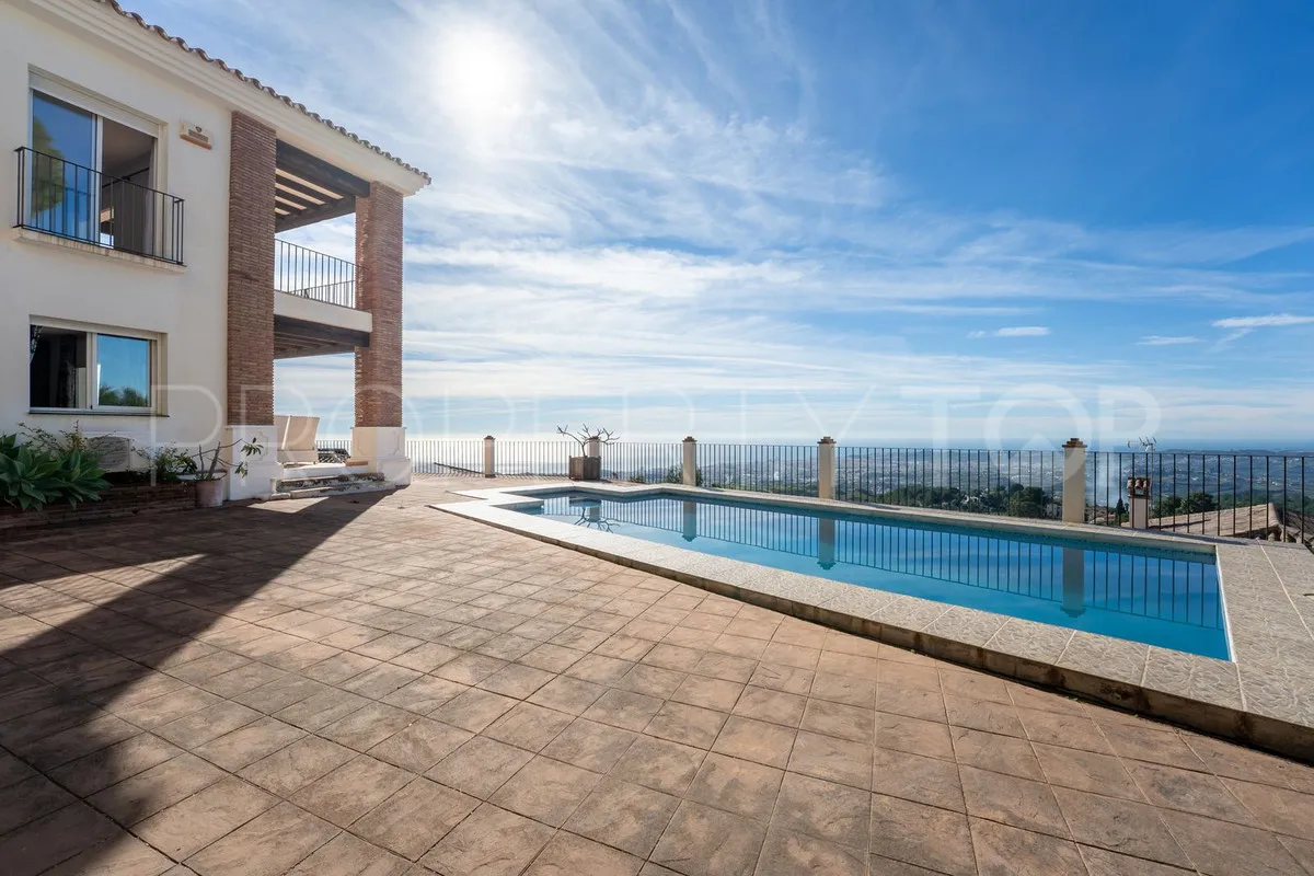Buy villa with 3 bedrooms in Mijas