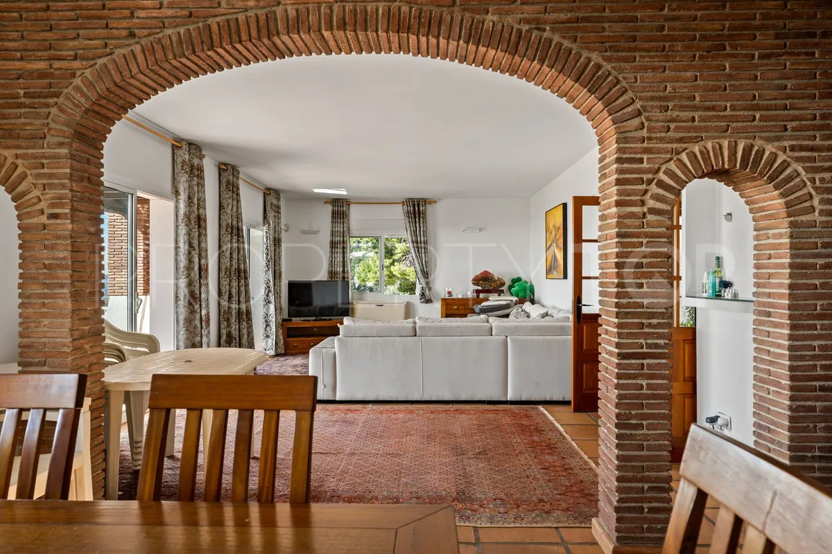Buy villa with 3 bedrooms in Mijas