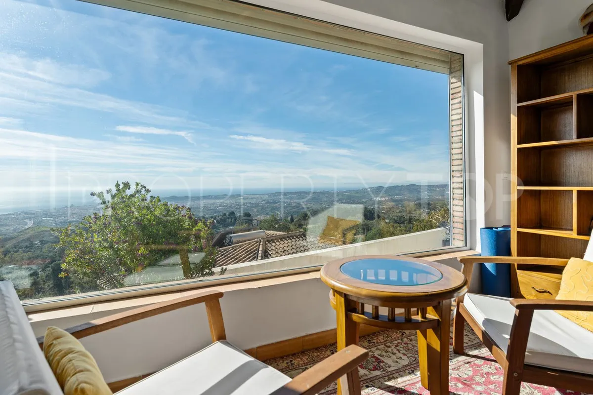 Buy villa with 3 bedrooms in Mijas