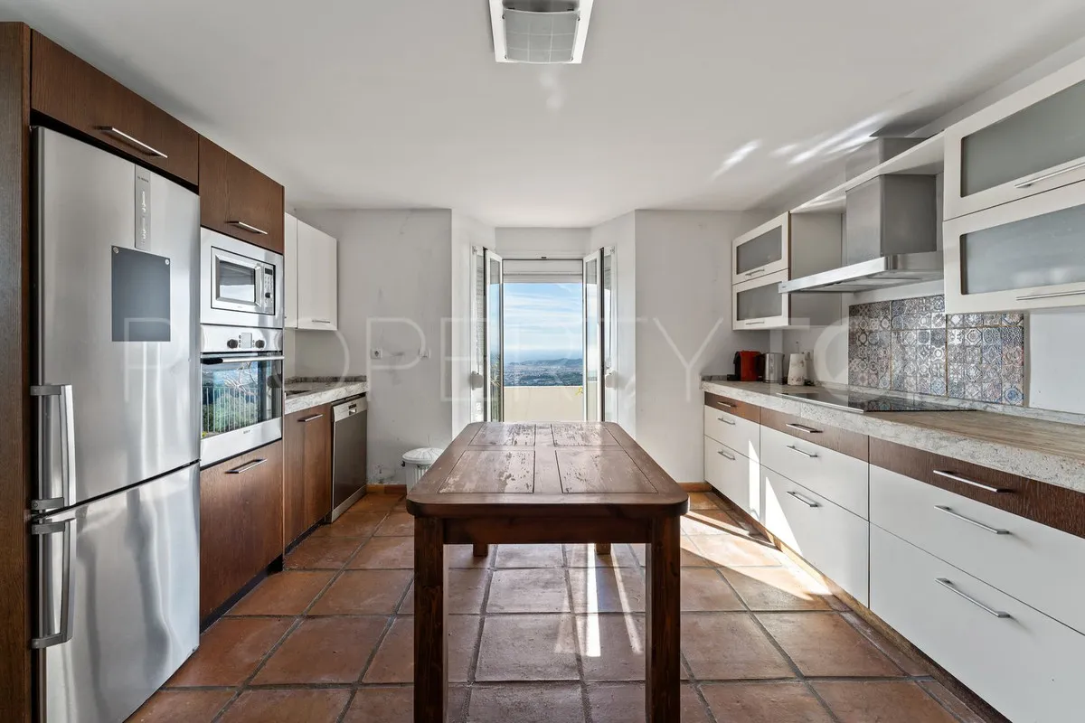 Buy villa with 3 bedrooms in Mijas