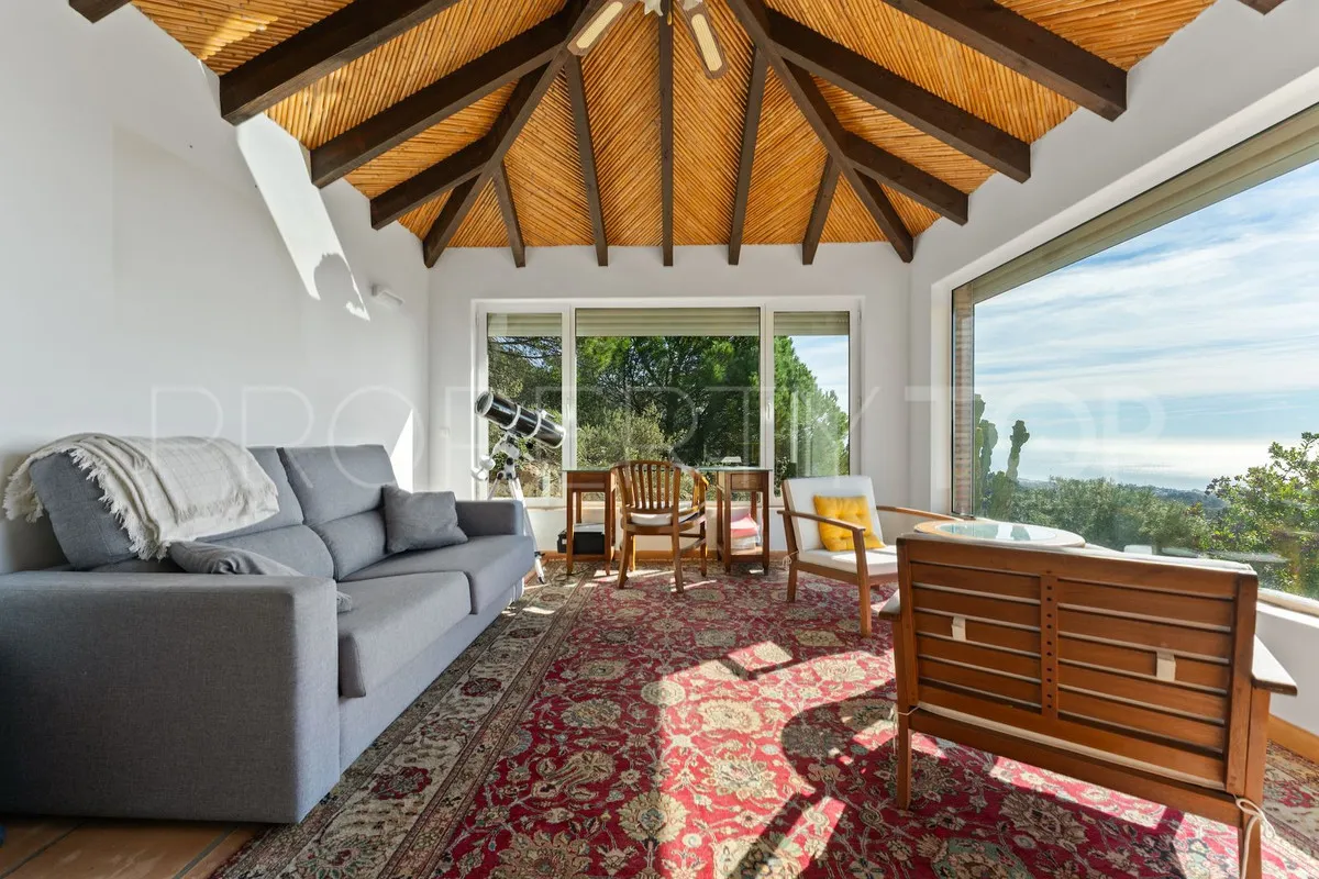 Buy villa with 3 bedrooms in Mijas