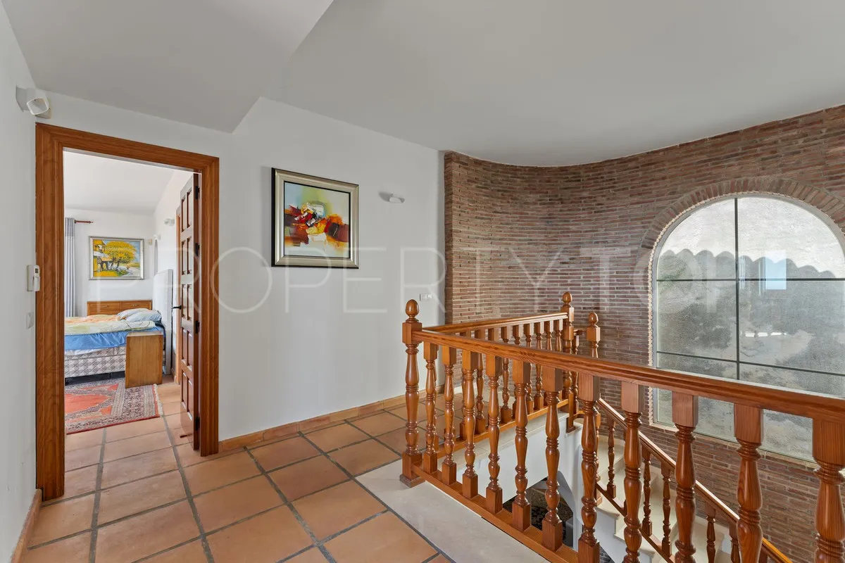 Buy villa with 3 bedrooms in Mijas