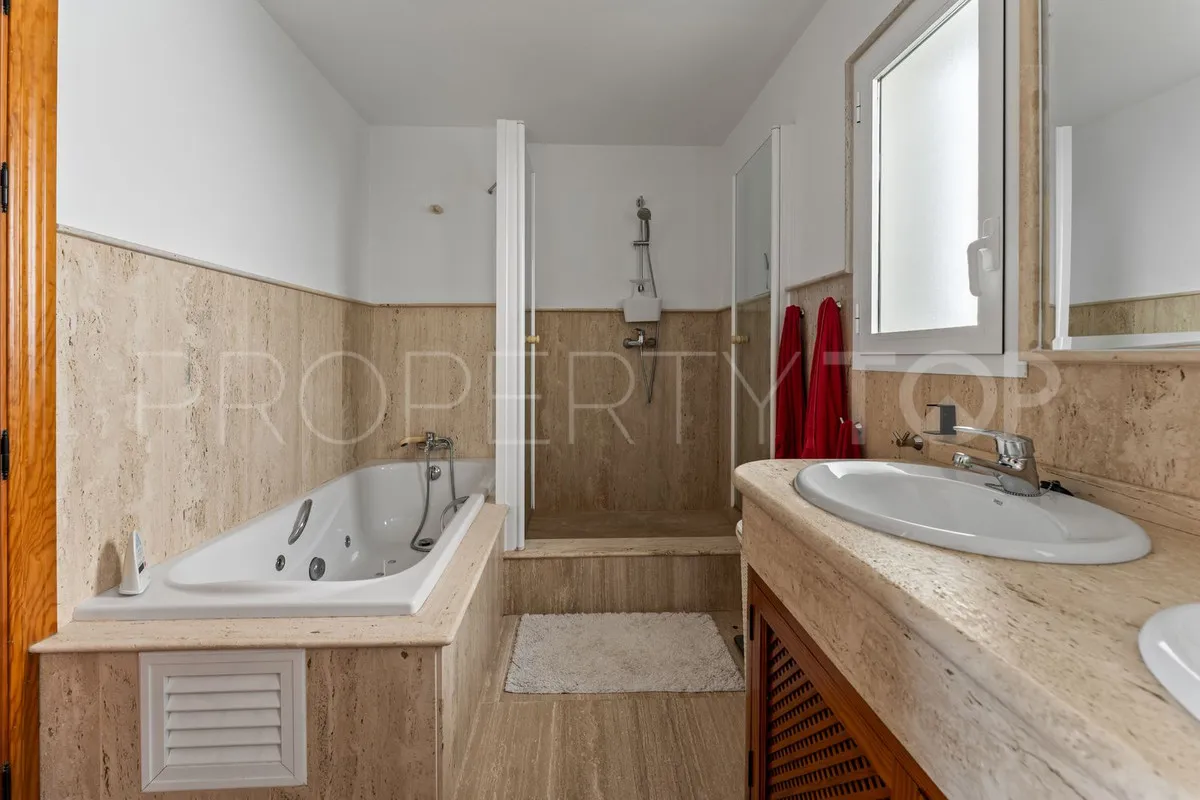 Buy villa with 3 bedrooms in Mijas