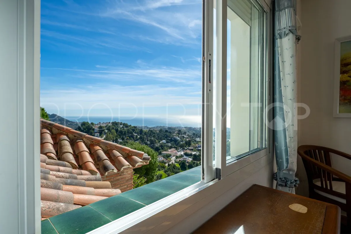 Buy villa with 3 bedrooms in Mijas