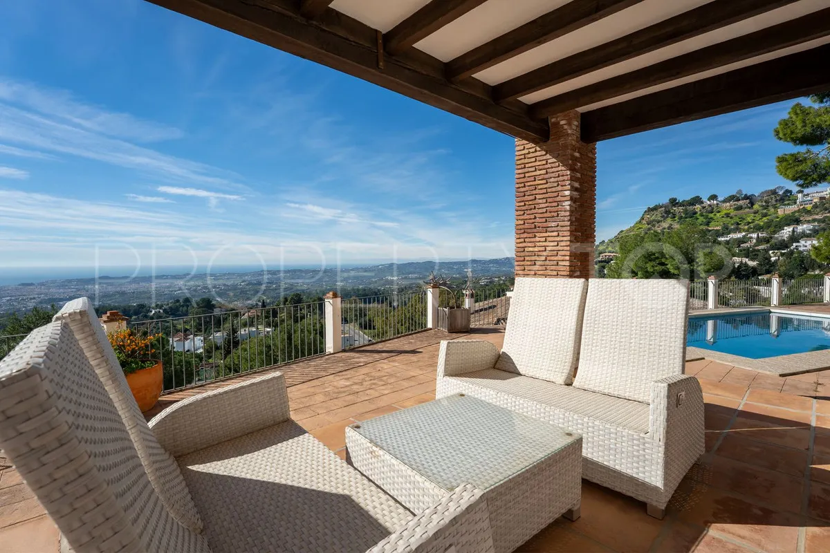 Buy villa with 3 bedrooms in Mijas