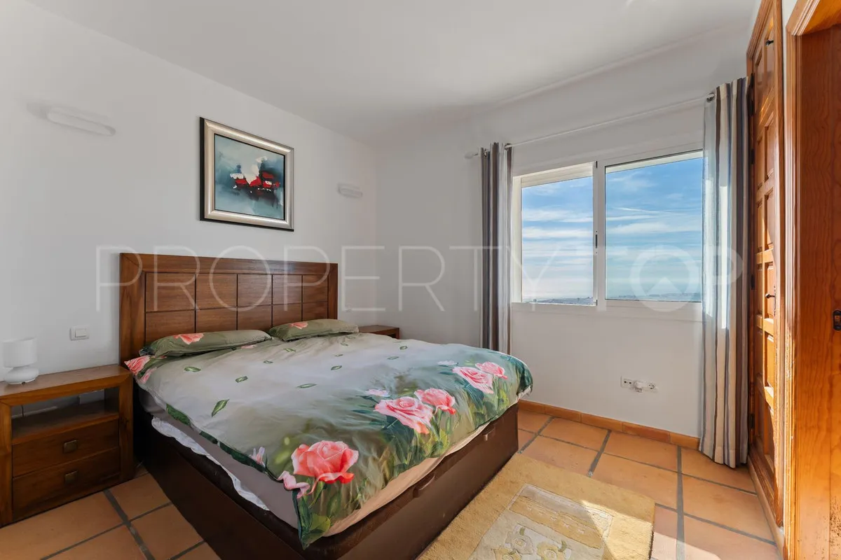 Buy villa with 3 bedrooms in Mijas