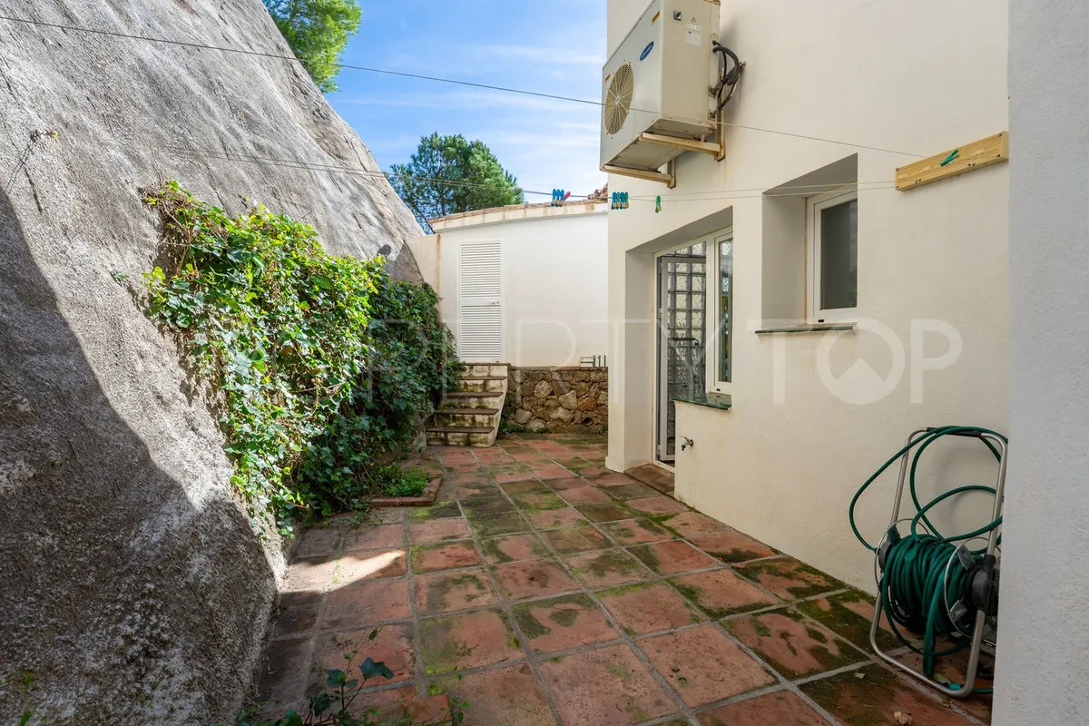 Buy villa with 3 bedrooms in Mijas
