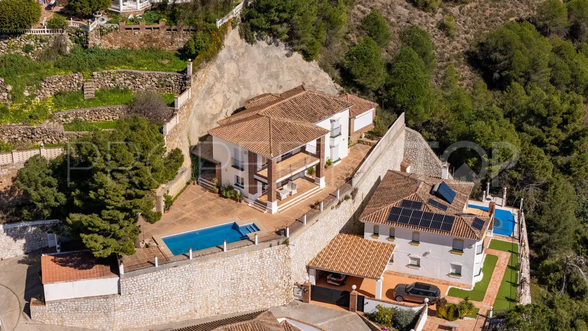 Buy villa with 3 bedrooms in Mijas