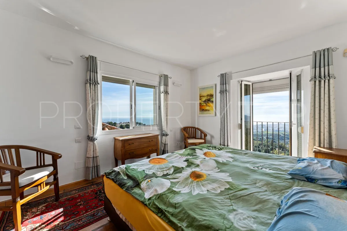 Buy villa with 3 bedrooms in Mijas