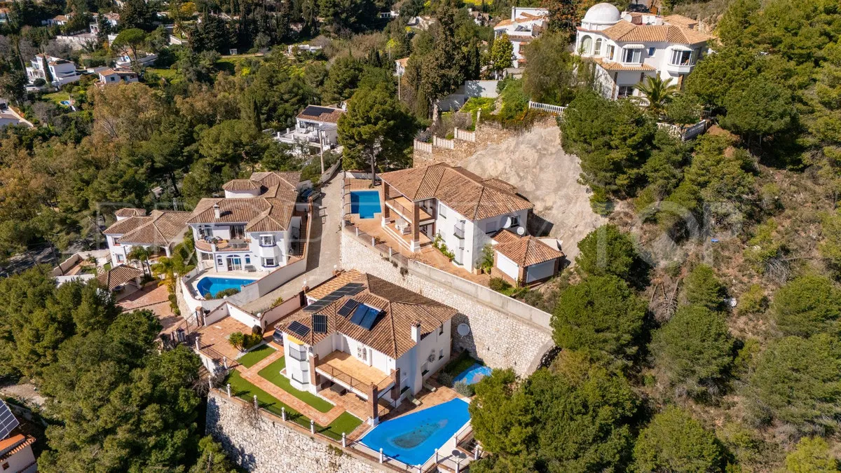 Buy villa with 3 bedrooms in Mijas