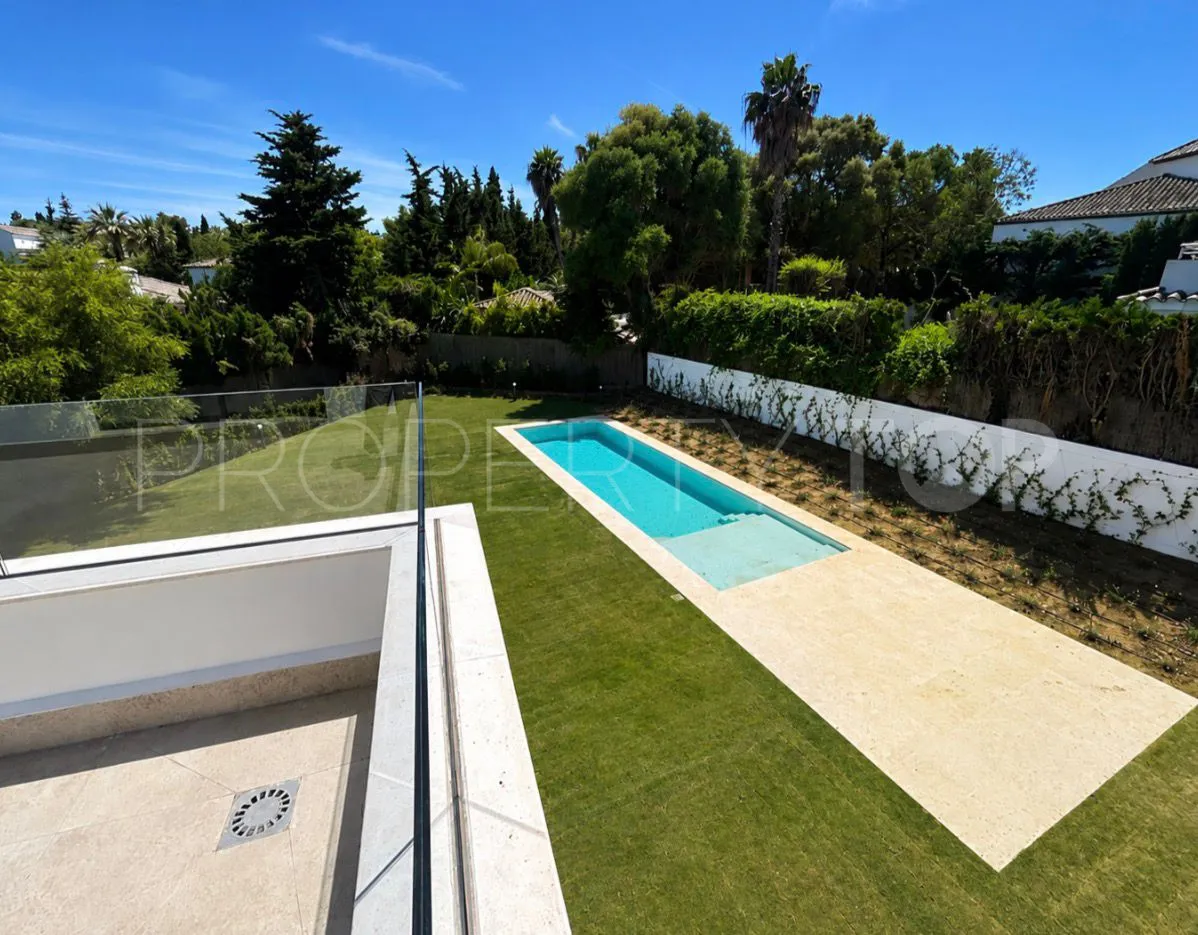 Se vende villa en Zona B de 6 dormitorios