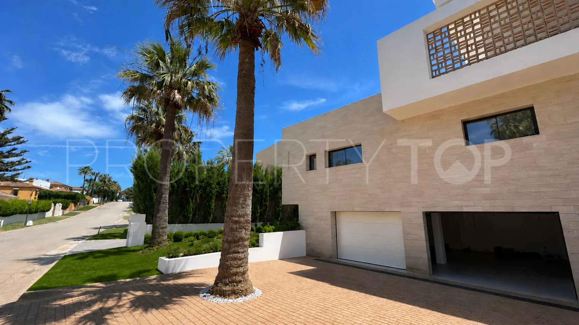 Se vende villa en Zona B de 6 dormitorios