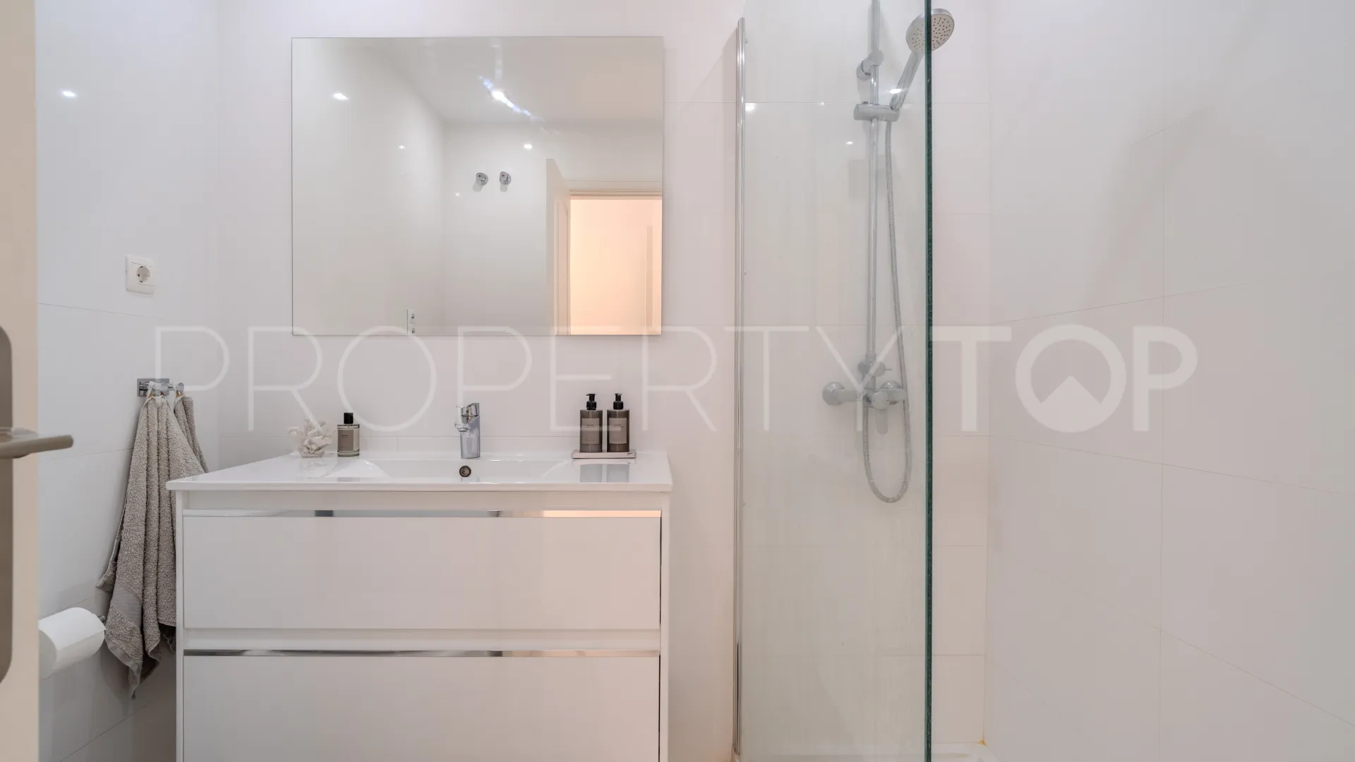 Aloha 2 bedrooms apartment for sale