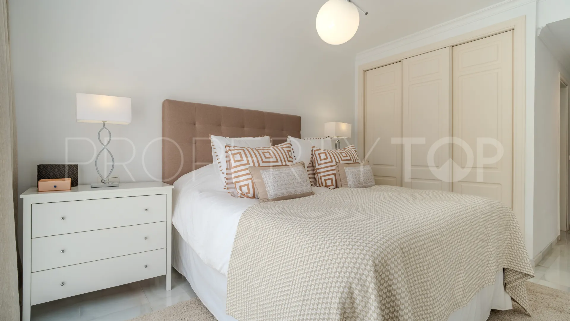 Aloha 2 bedrooms apartment for sale