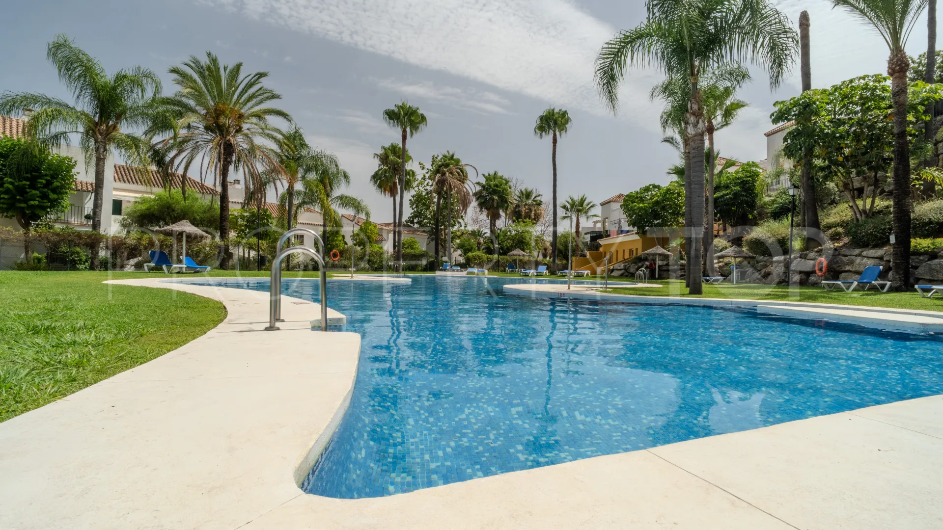 Aloha 2 bedrooms apartment for sale
