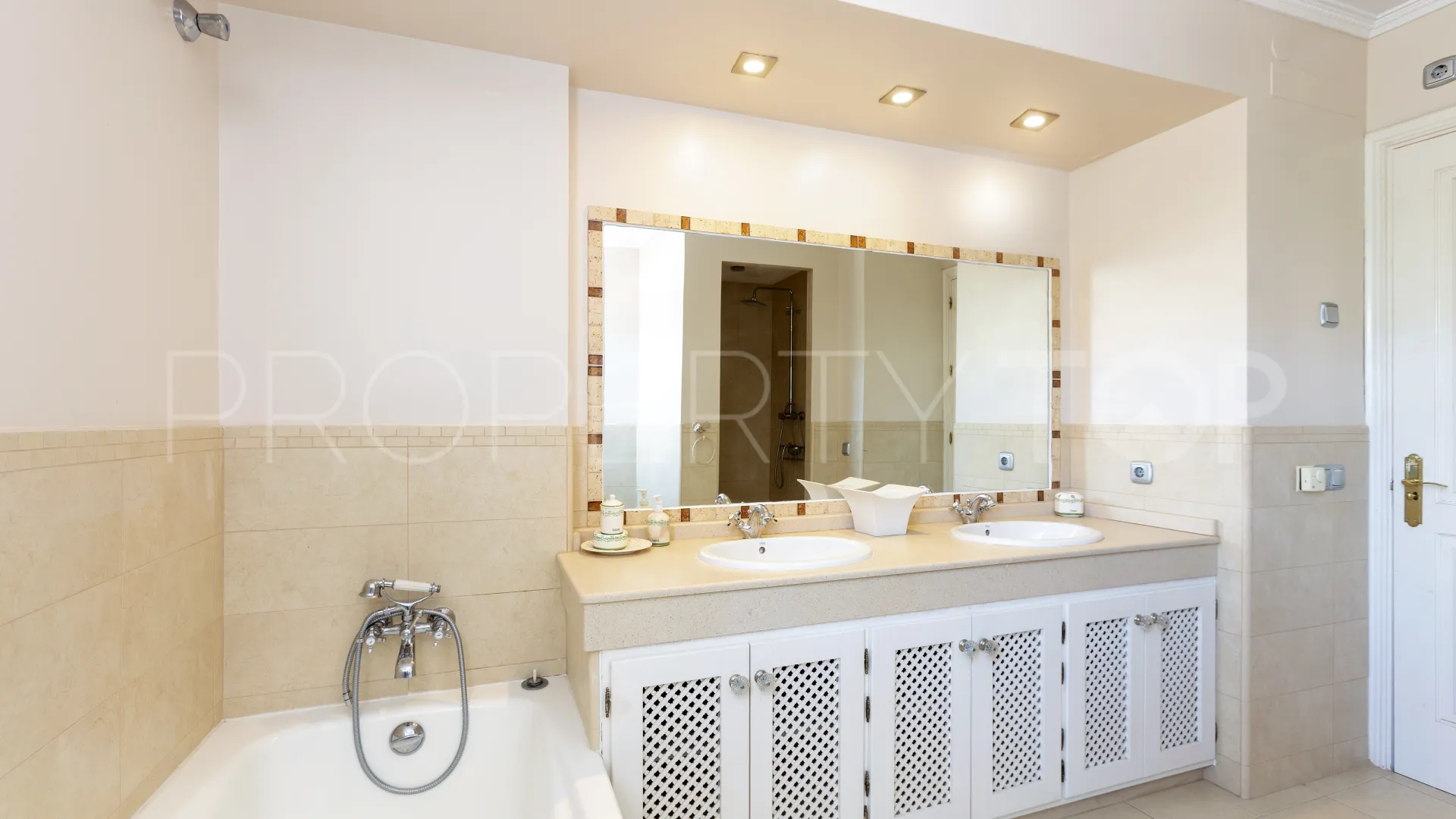 For sale villa with 5 bedrooms in Puerto del Almendro