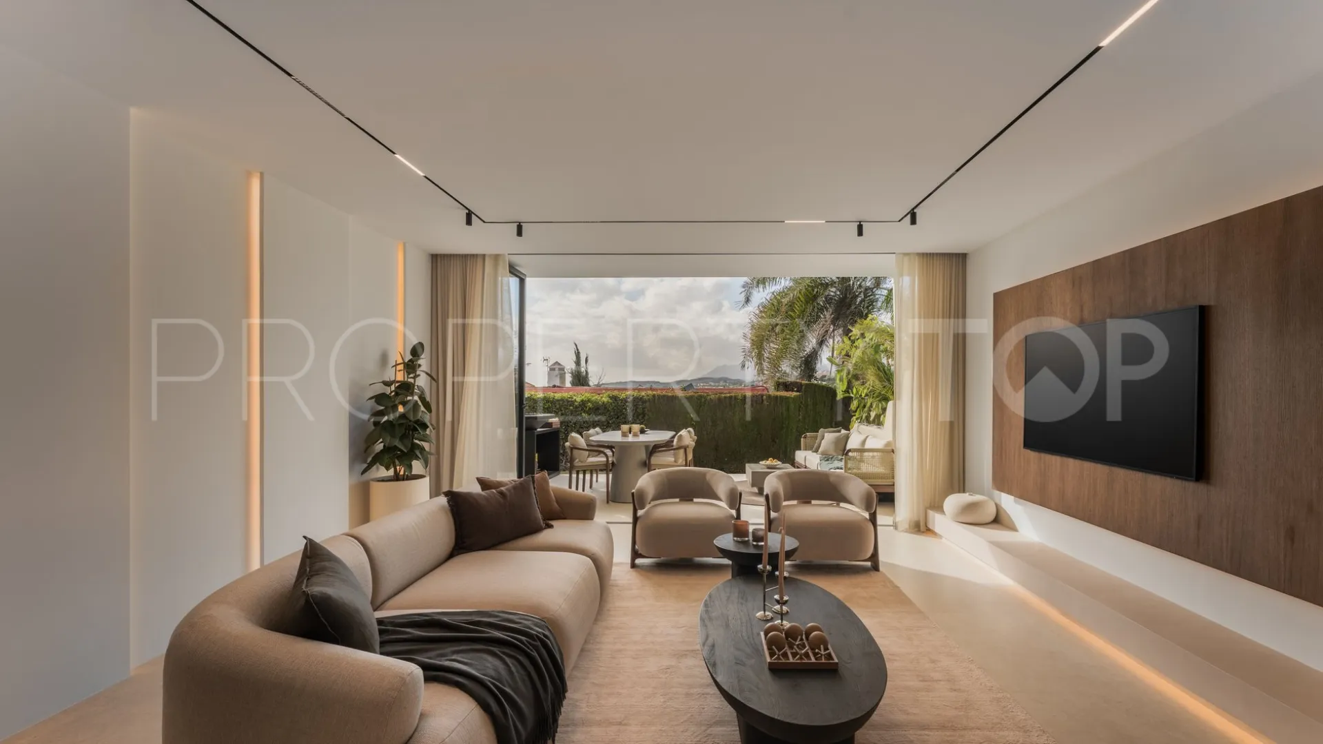 For sale town house with 3 bedrooms in Altos de Aloha